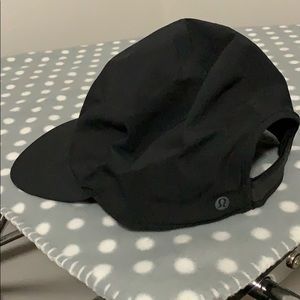 Men’s LuluLemon stretchy hat.